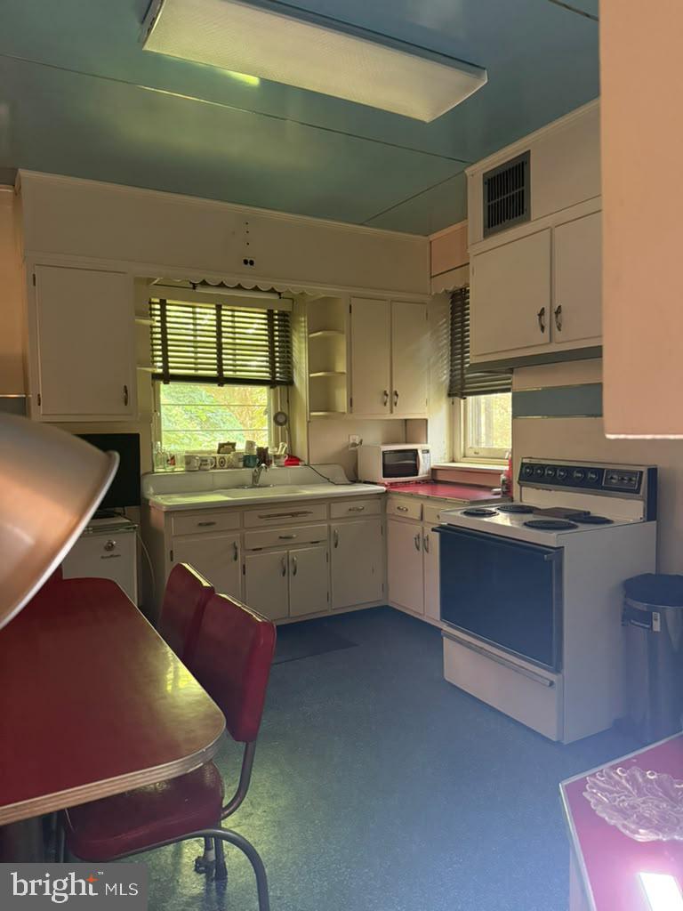 6672 Lincoln Dr Property Photo 10