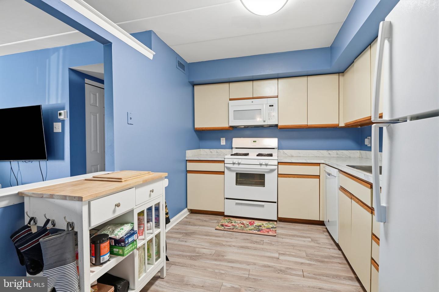 58102 Delaire Landing Rd #102 Property Photo 6