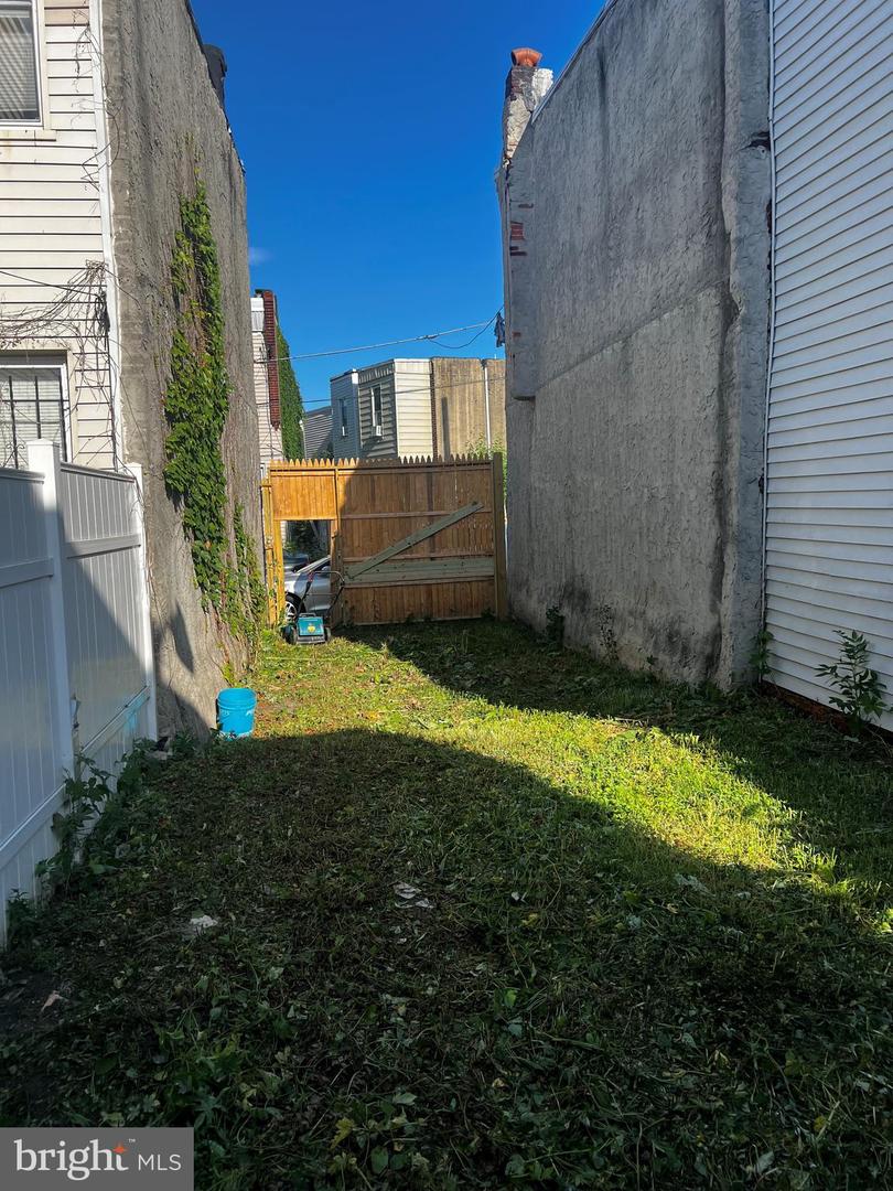 2221 S Reese St Property Photo 5