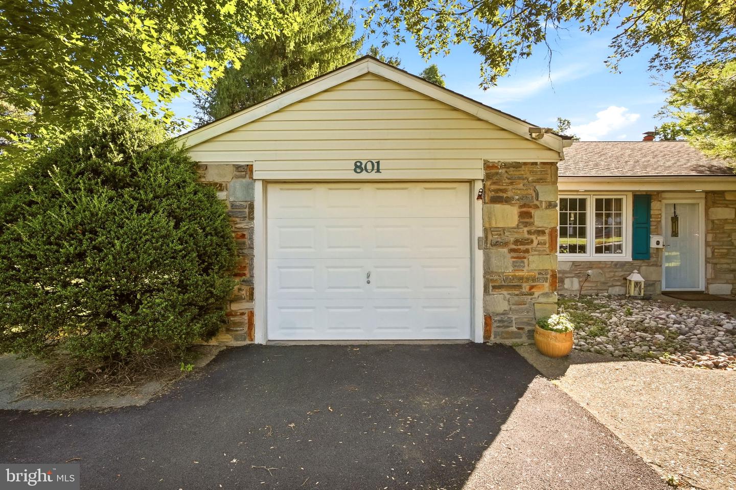 801 Southampton Rd Property Photo 6