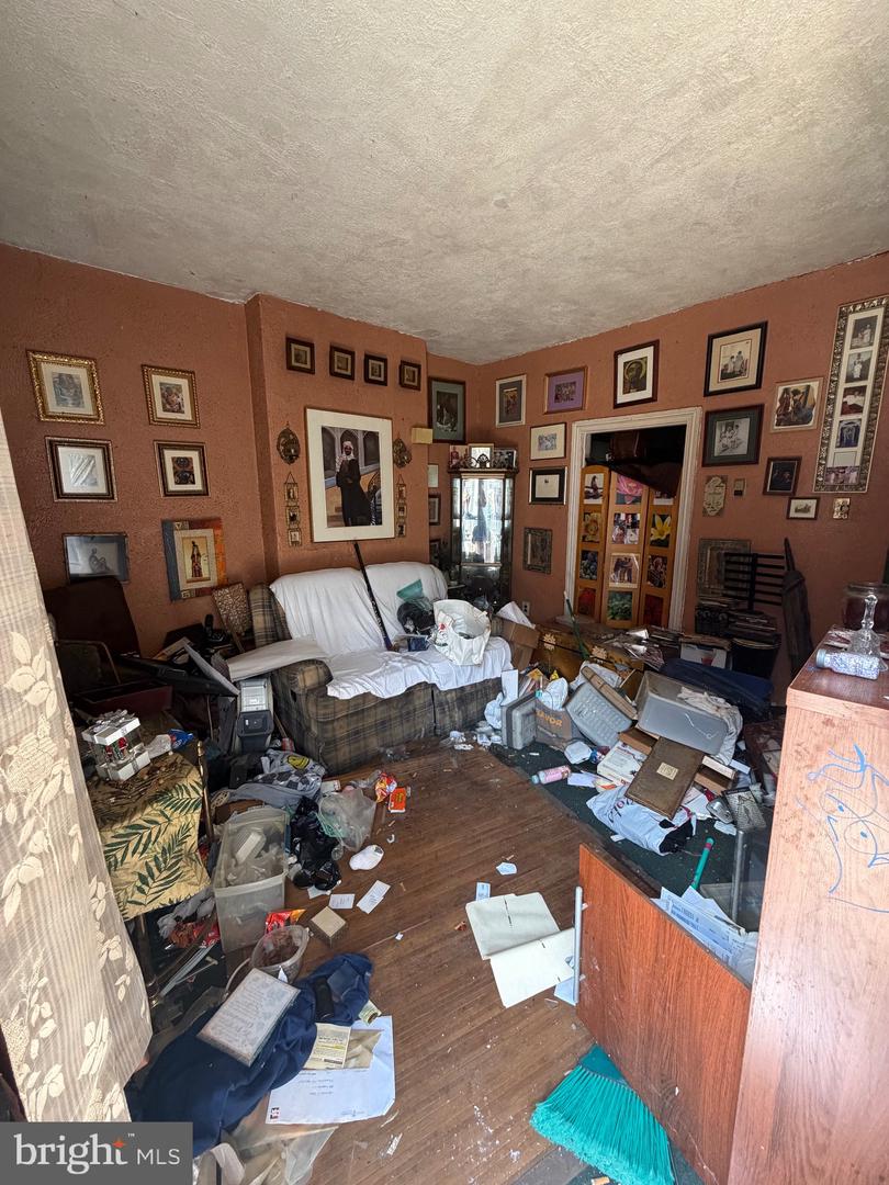 1831 Ingersoll St Property Photo 3