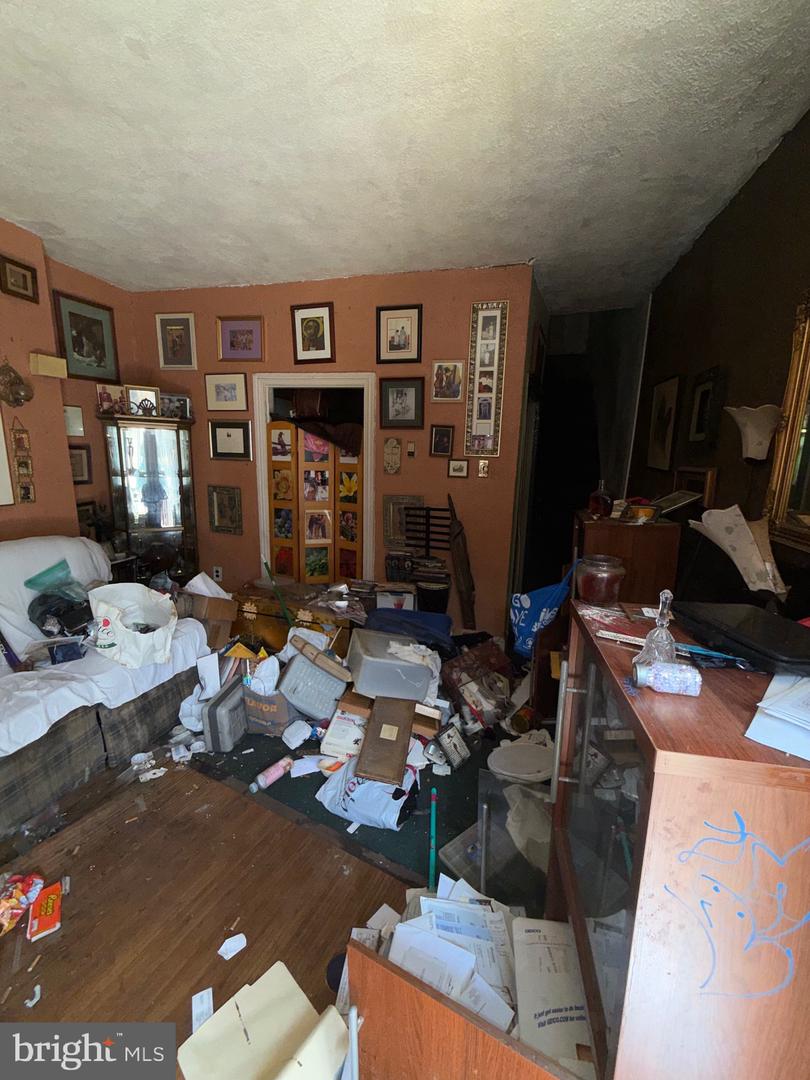 1831 Ingersoll St Property Photo 4