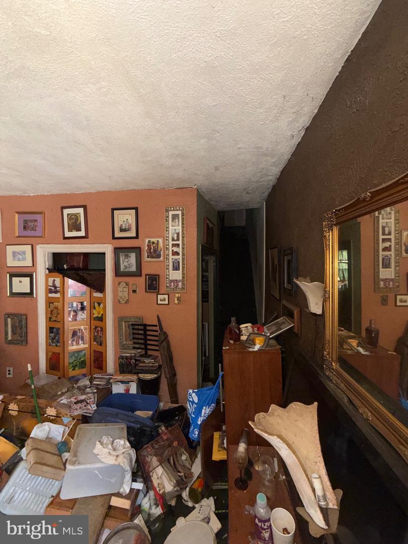 1831 Ingersoll St Property Photo 5