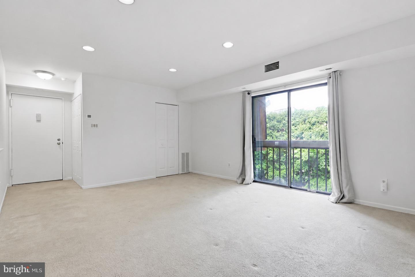 55204 Delaire Landing Rd #204 Property Photo 5