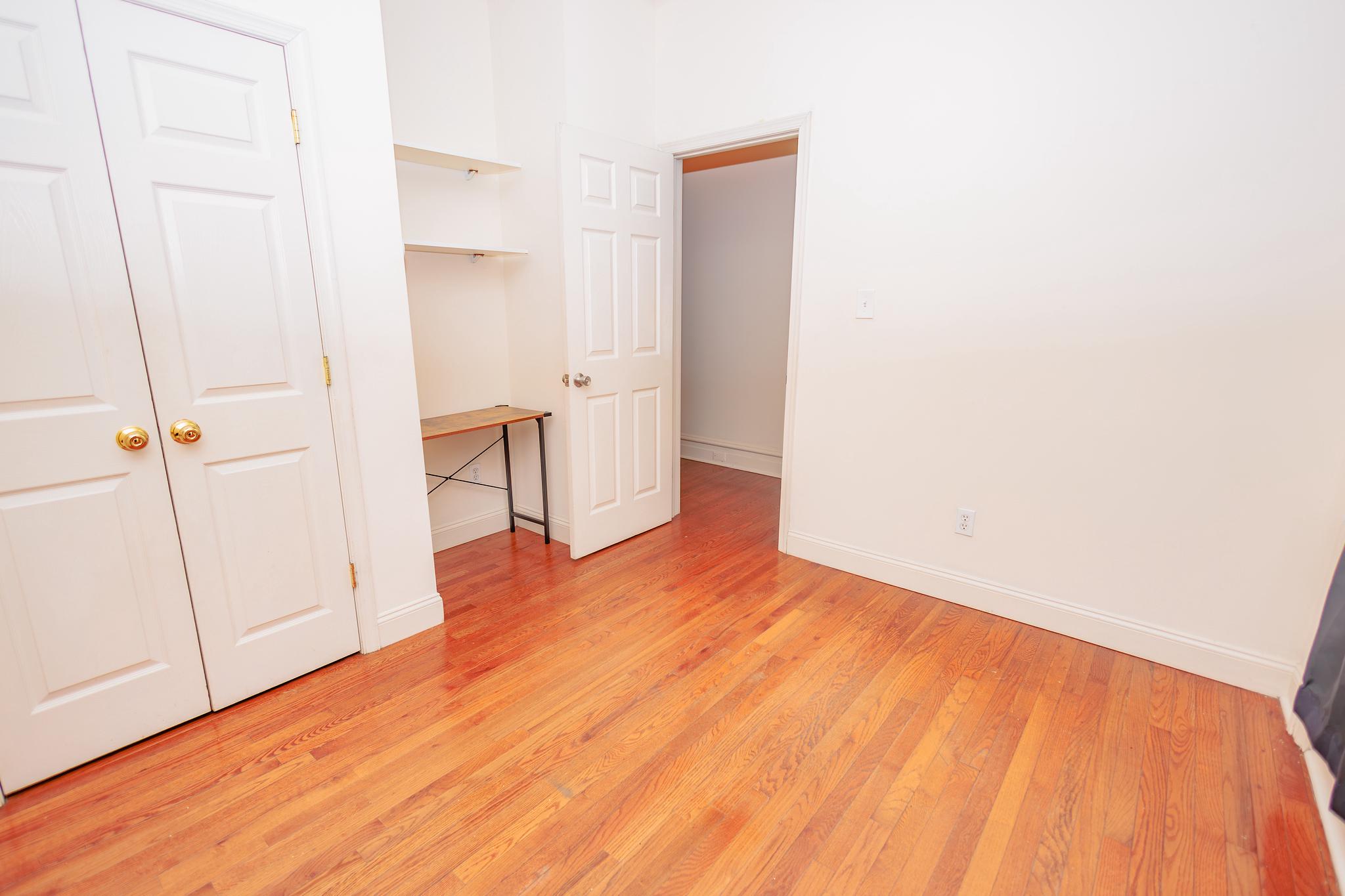 1713 Fontain St Property Photo 6