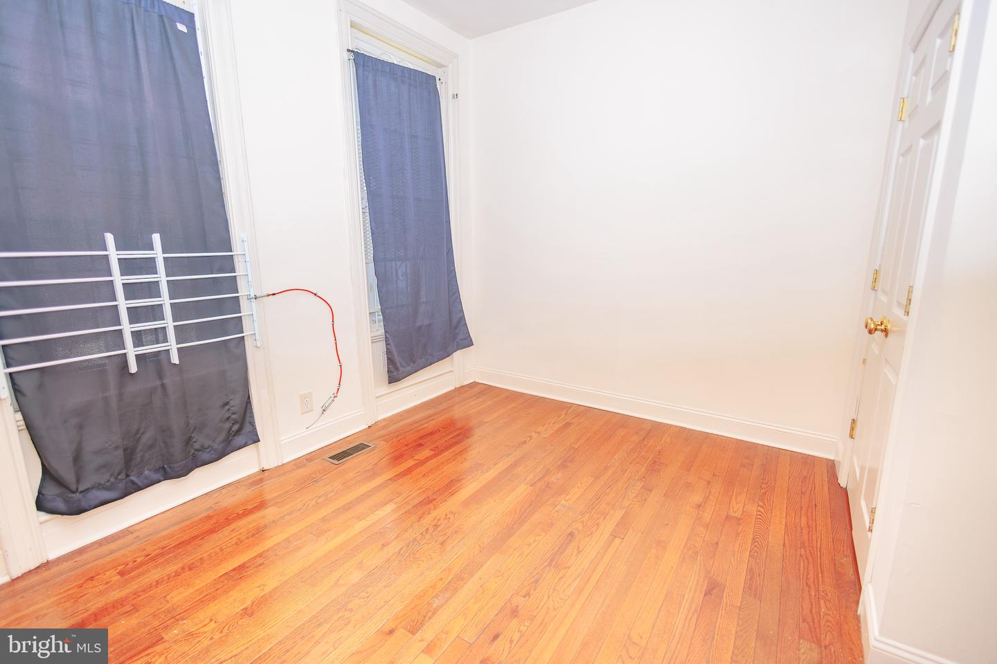1713 Fontain St Property Photo 7