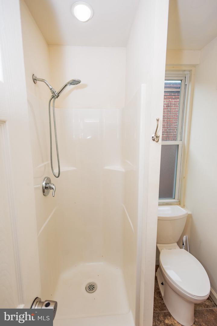 1713 Fontain St Property Photo 16