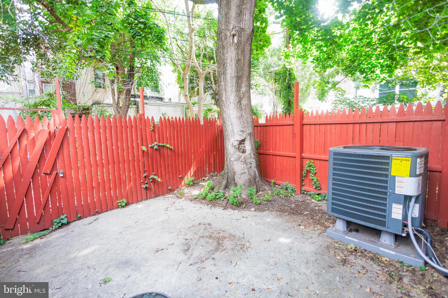 1713 Fontain St Property Photo 24