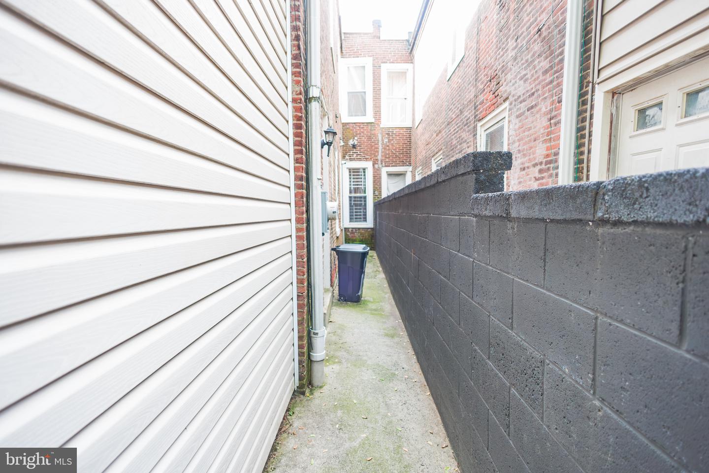 1713 Fontain St Property Photo 26