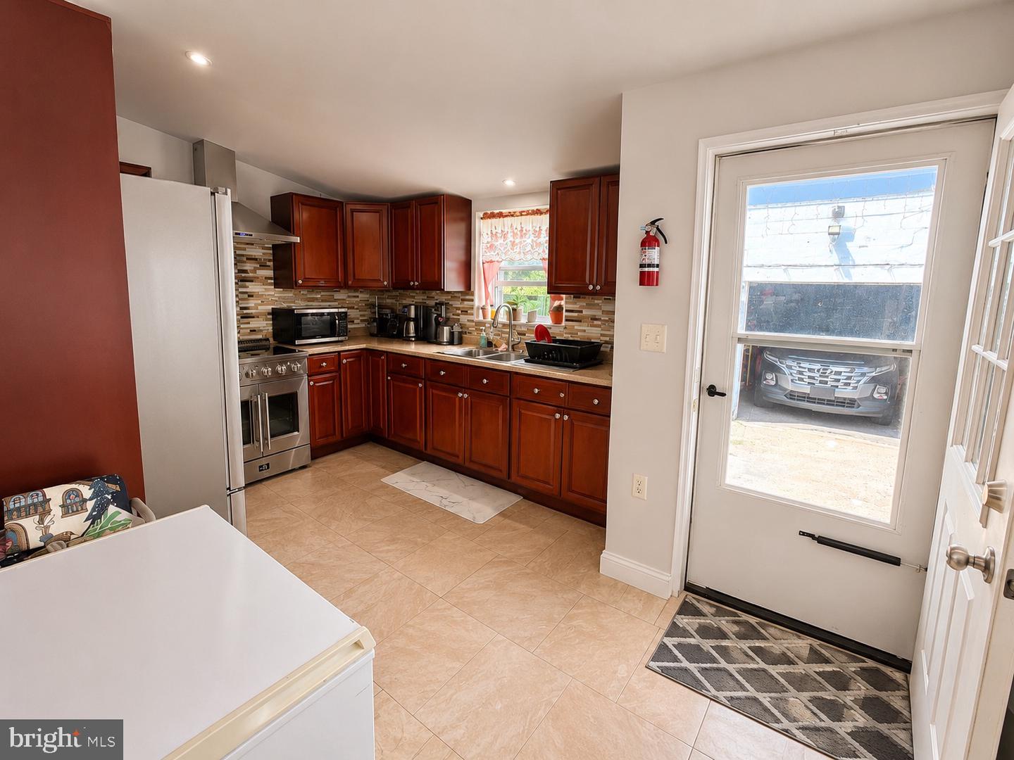 4634 James St Property Photo 6