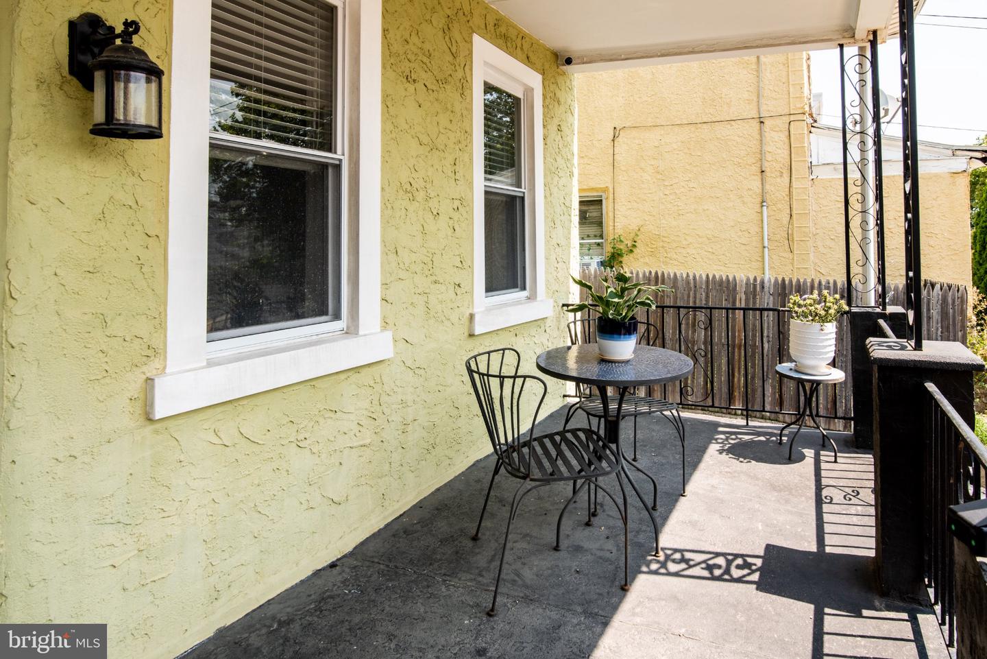 542 Dupont St Property Photo 3