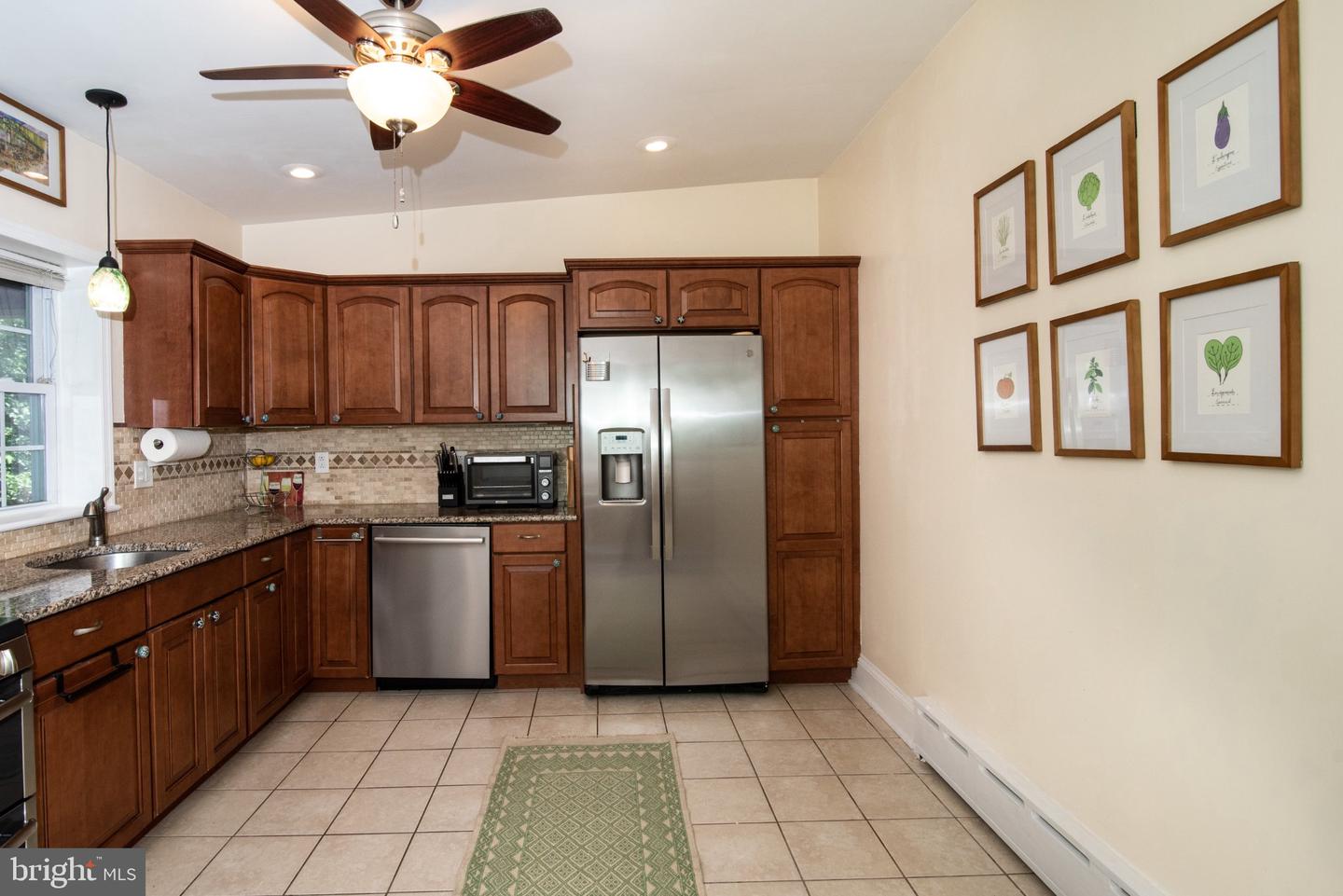 542 Dupont St Property Photo 10