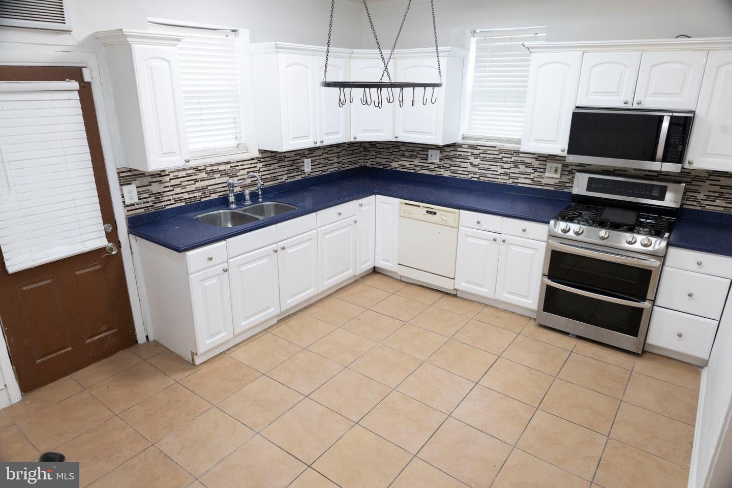 5943 Greenway Ave Property Photo 8