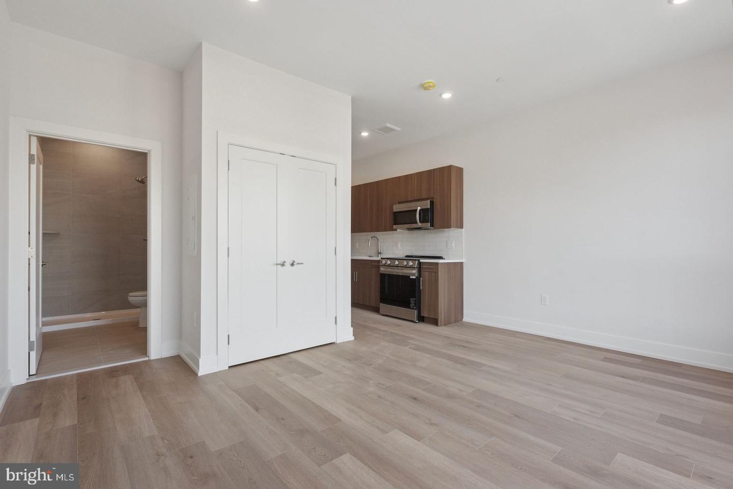 130 W Girard Ave #614 Property Photo 17