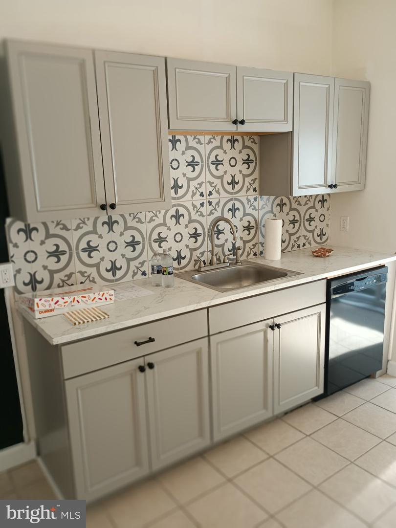 848 Mercer St Property Photo 10