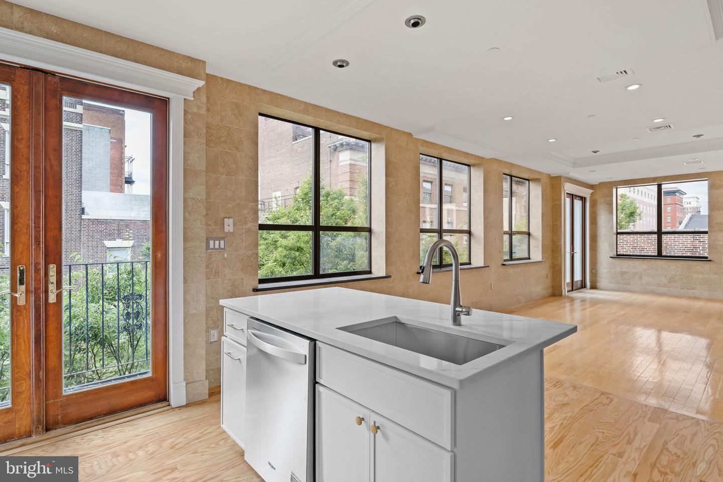 1335-1337 Pine St #401 Property Photo 6