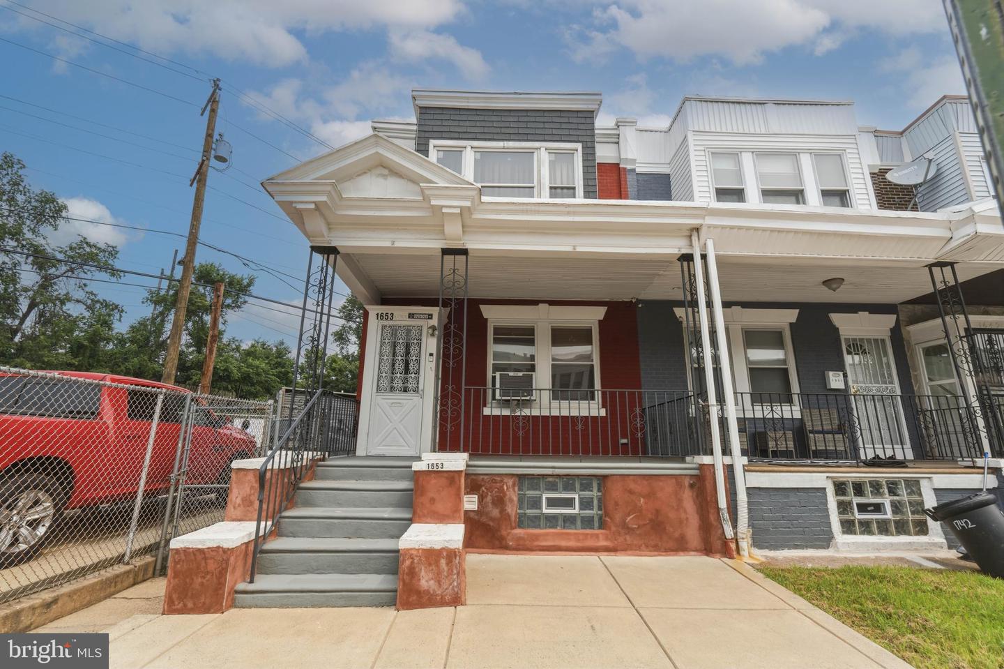 1653 W Mentor St Property Photo 1