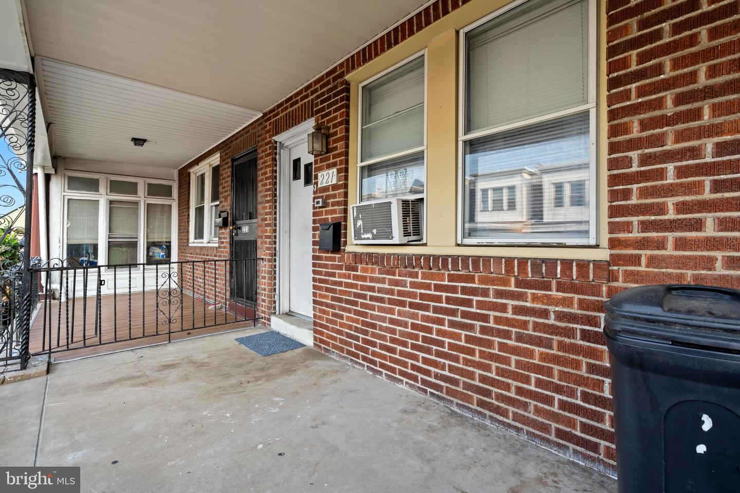 221 Widener St Property Photo 2