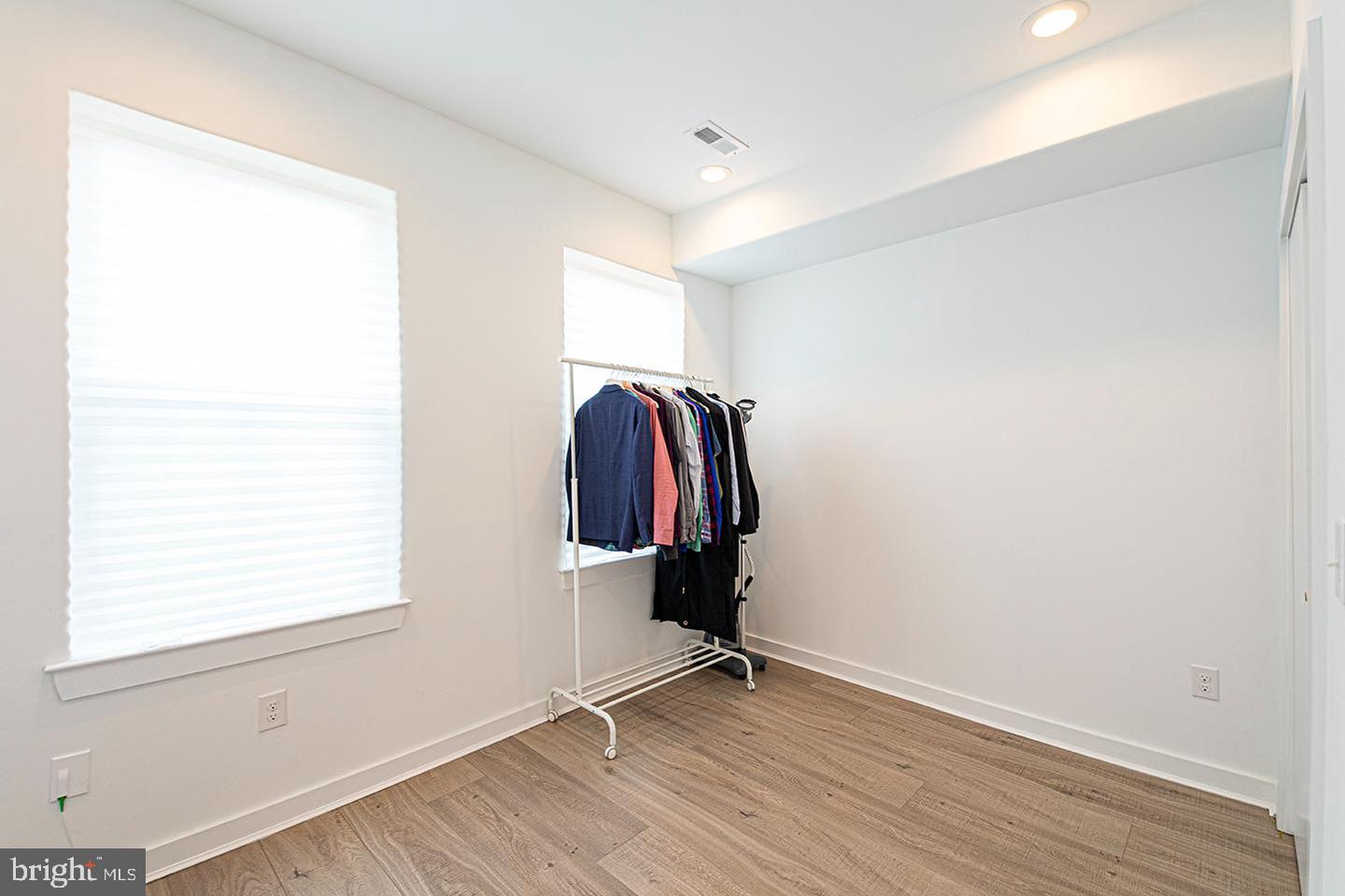 2137 Cross St Property Photo 5