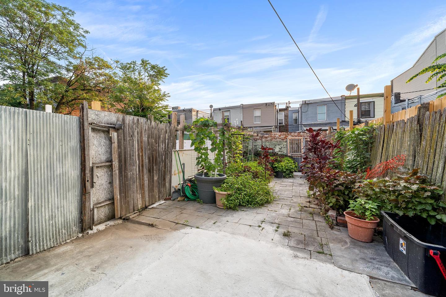1821 E Sergeant St Property Photo 3