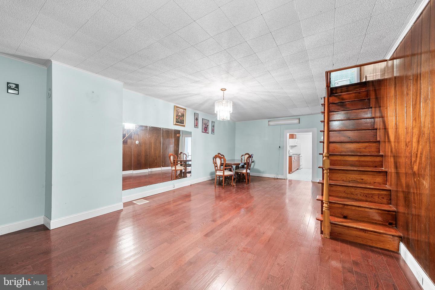 1821 E Sergeant St Property Photo 5