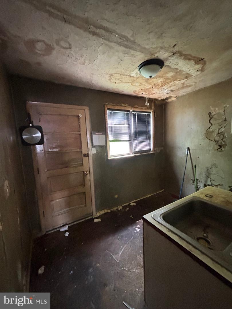 3381 Braddock St Property Photo 8