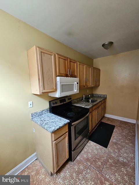 240-42 W GLENWOOD AVE #1ST FL Property Photo 1