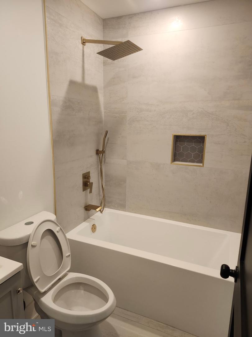 219 W Queen Ln Property Photo 6