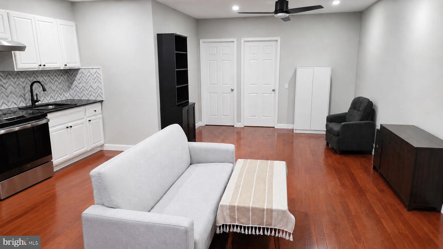 427 W GIRARD AVE #3 Property Photo 1