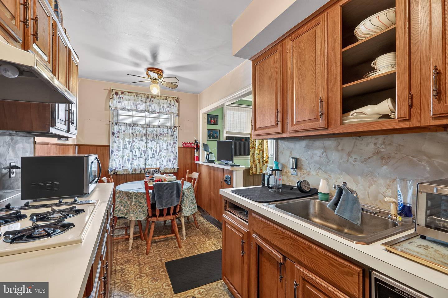 1941 Lardner St Property Photo 4