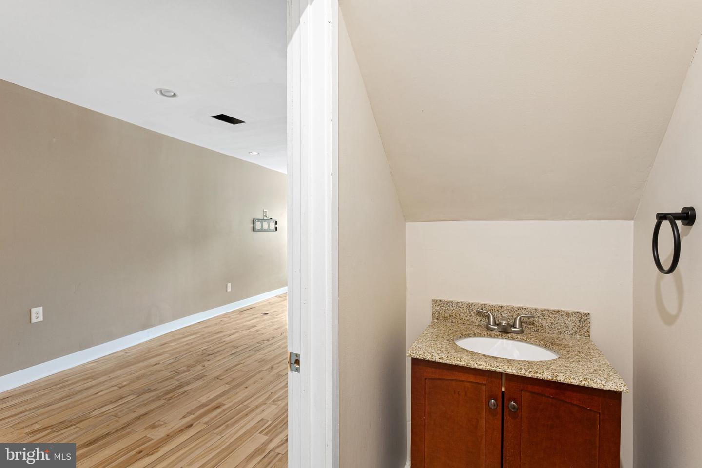 211 Mercer St Property Photo 9