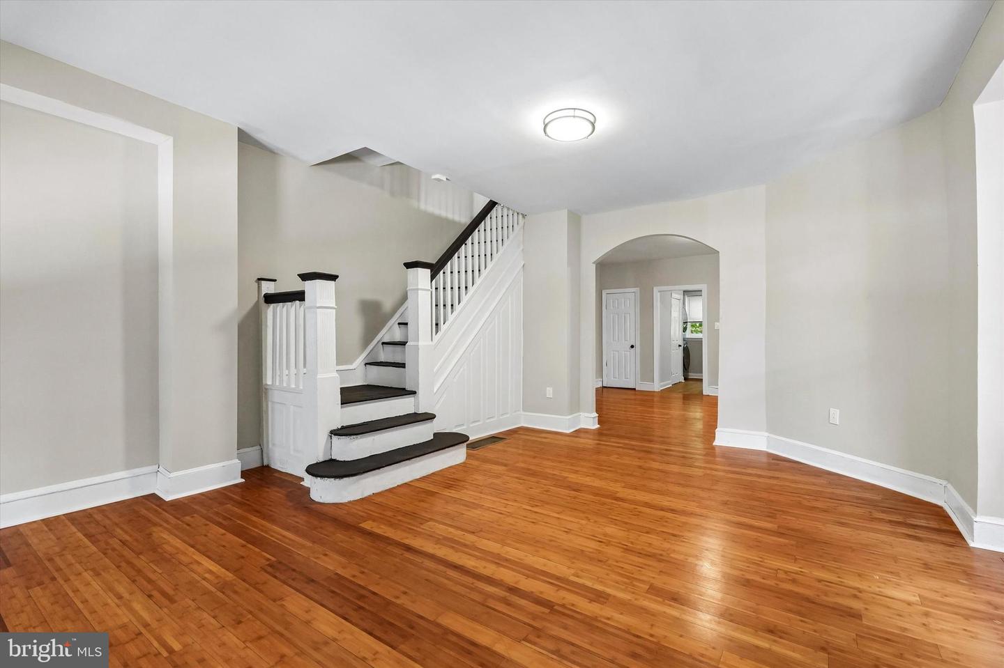 909 Lindley Ave Property Photo 3