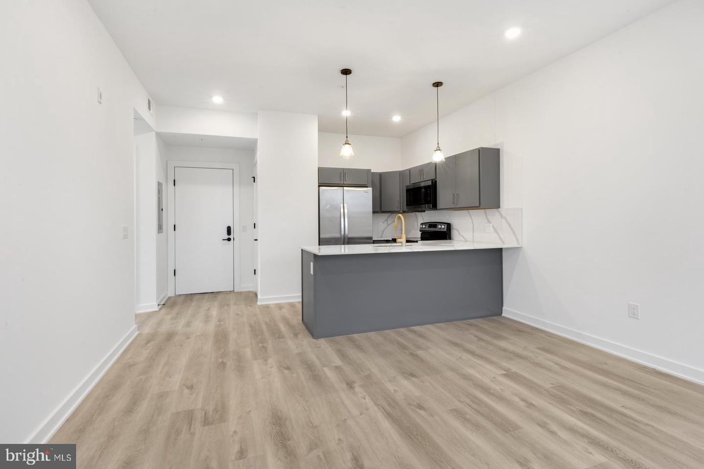 2046 E Lehigh Ave #3d Property Photo 3