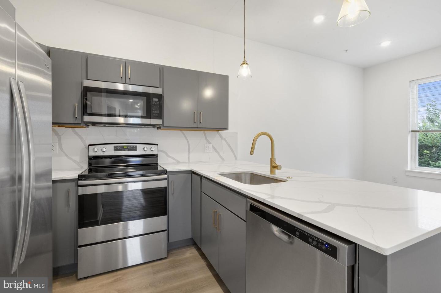 2046 E Lehigh Ave #3d Property Photo 4