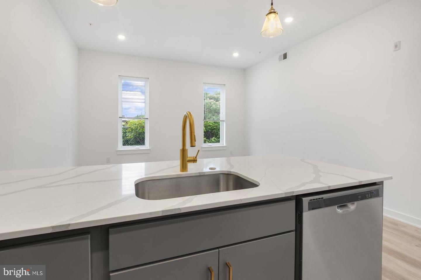 2046 E Lehigh Ave #3d Property Photo 6