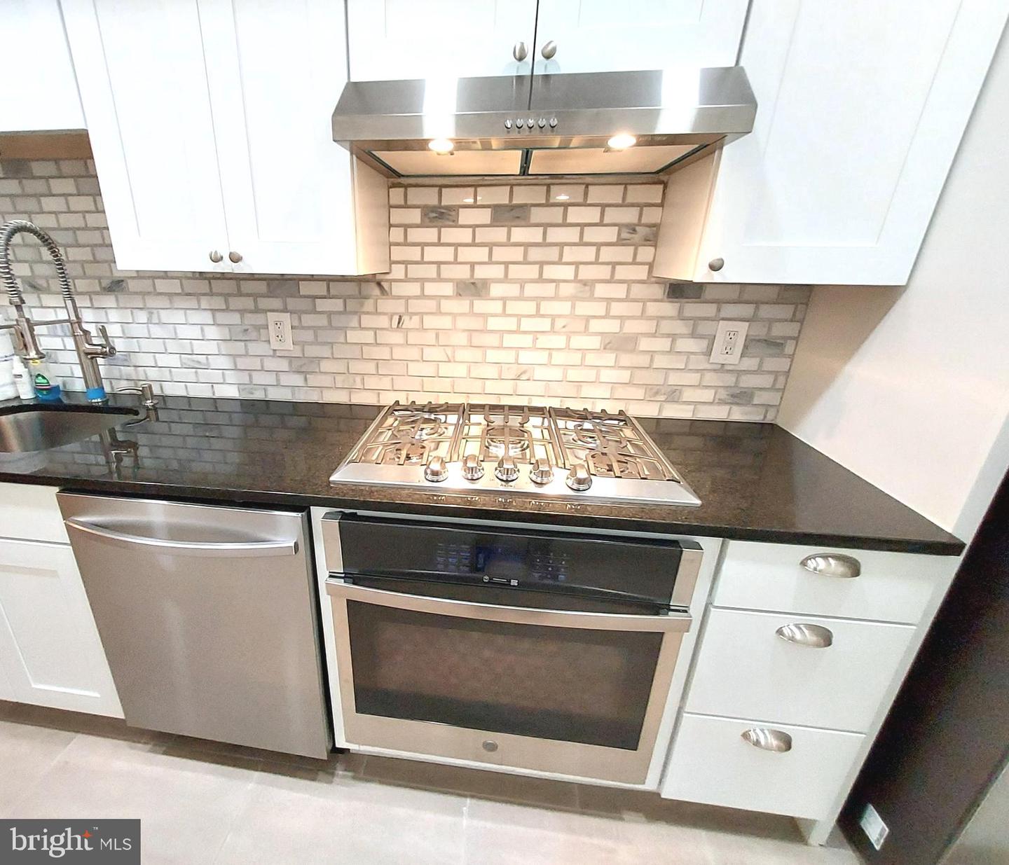 1213 Rodman St Property Photo 3