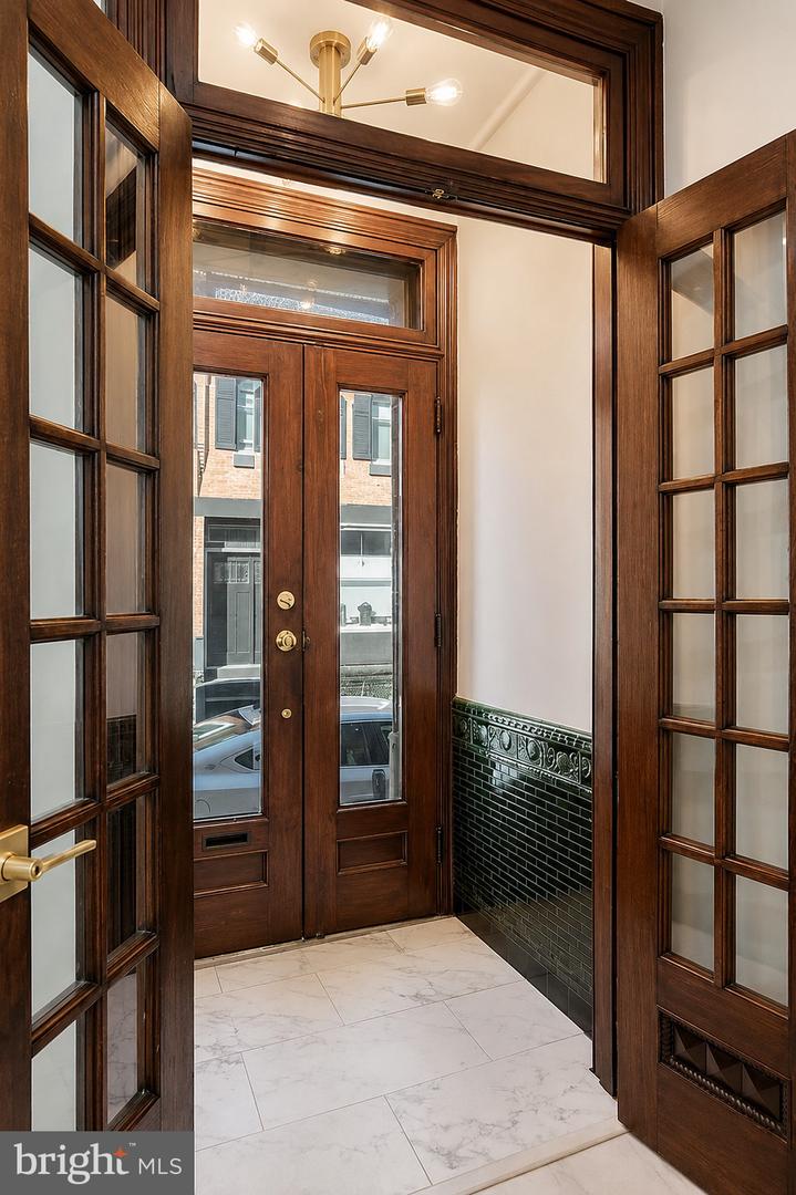 1519 N Dover St Property Photo 3