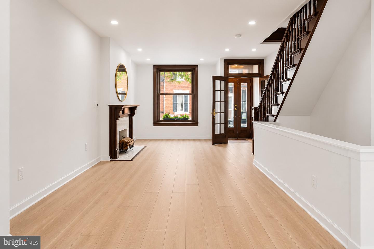 1519 N Dover St Property Photo 4