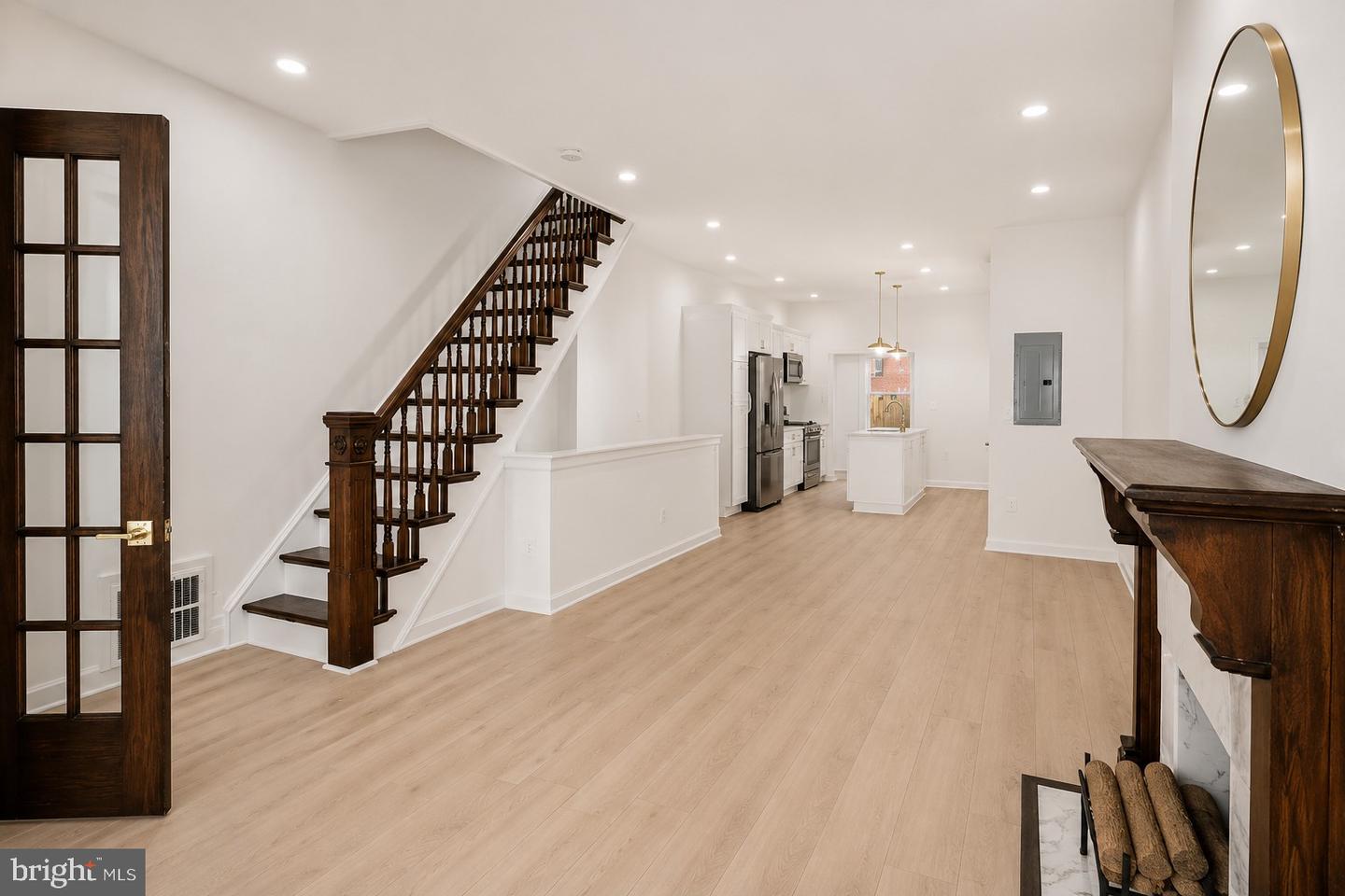 1519 N Dover St Property Photo 5