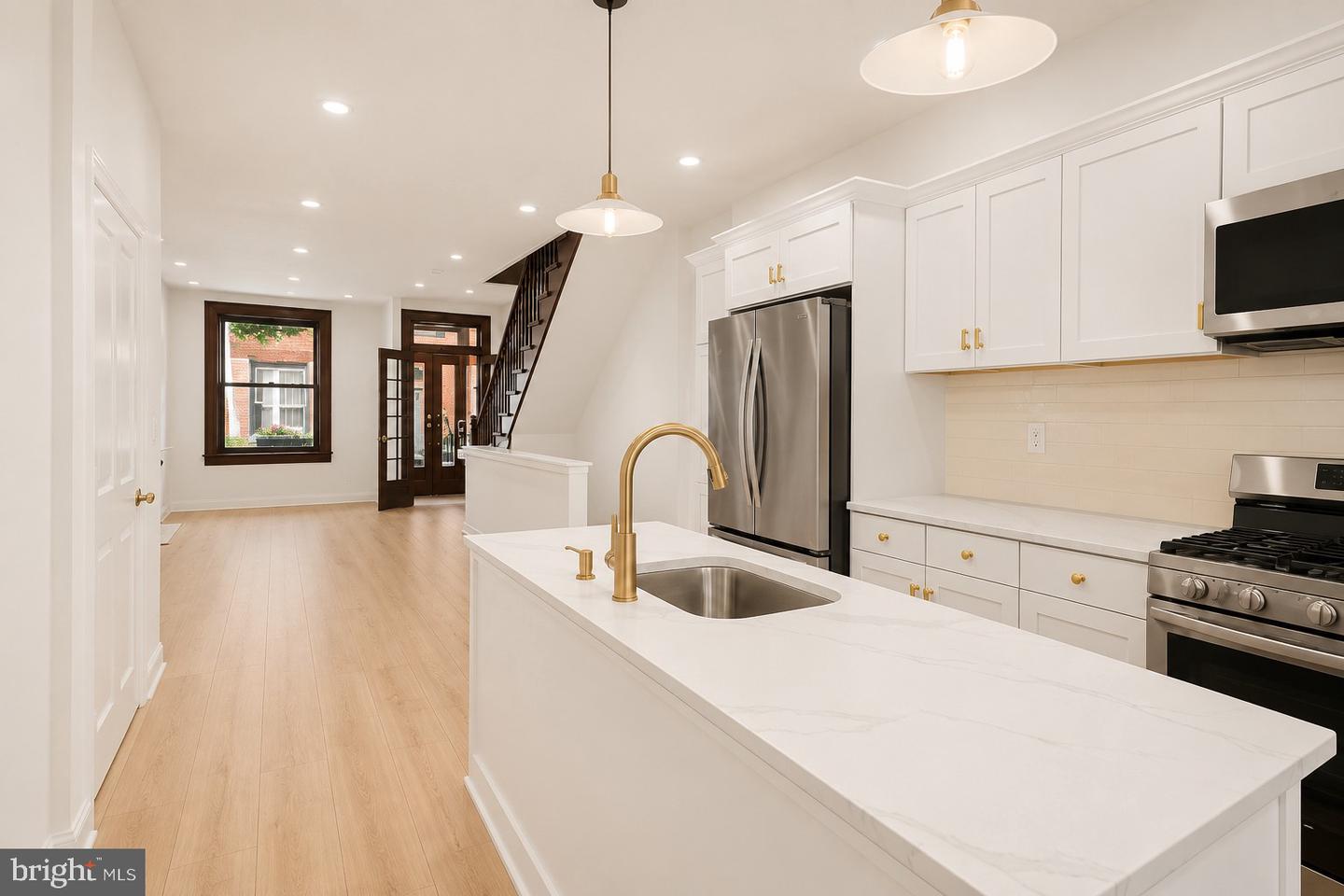 1519 N Dover St Property Photo 6