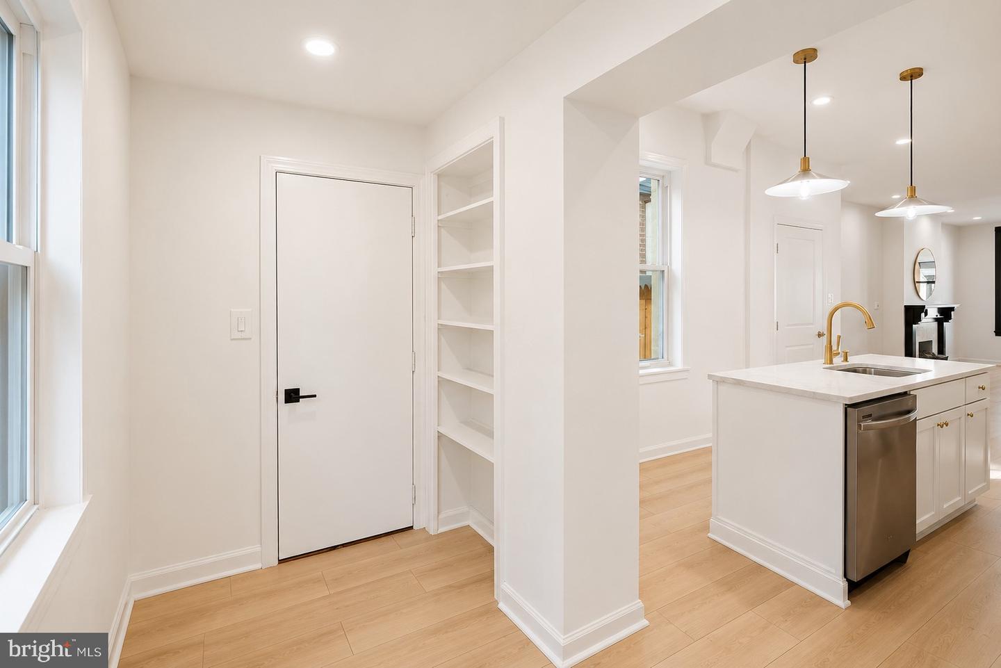 1519 N Dover St Property Photo 8