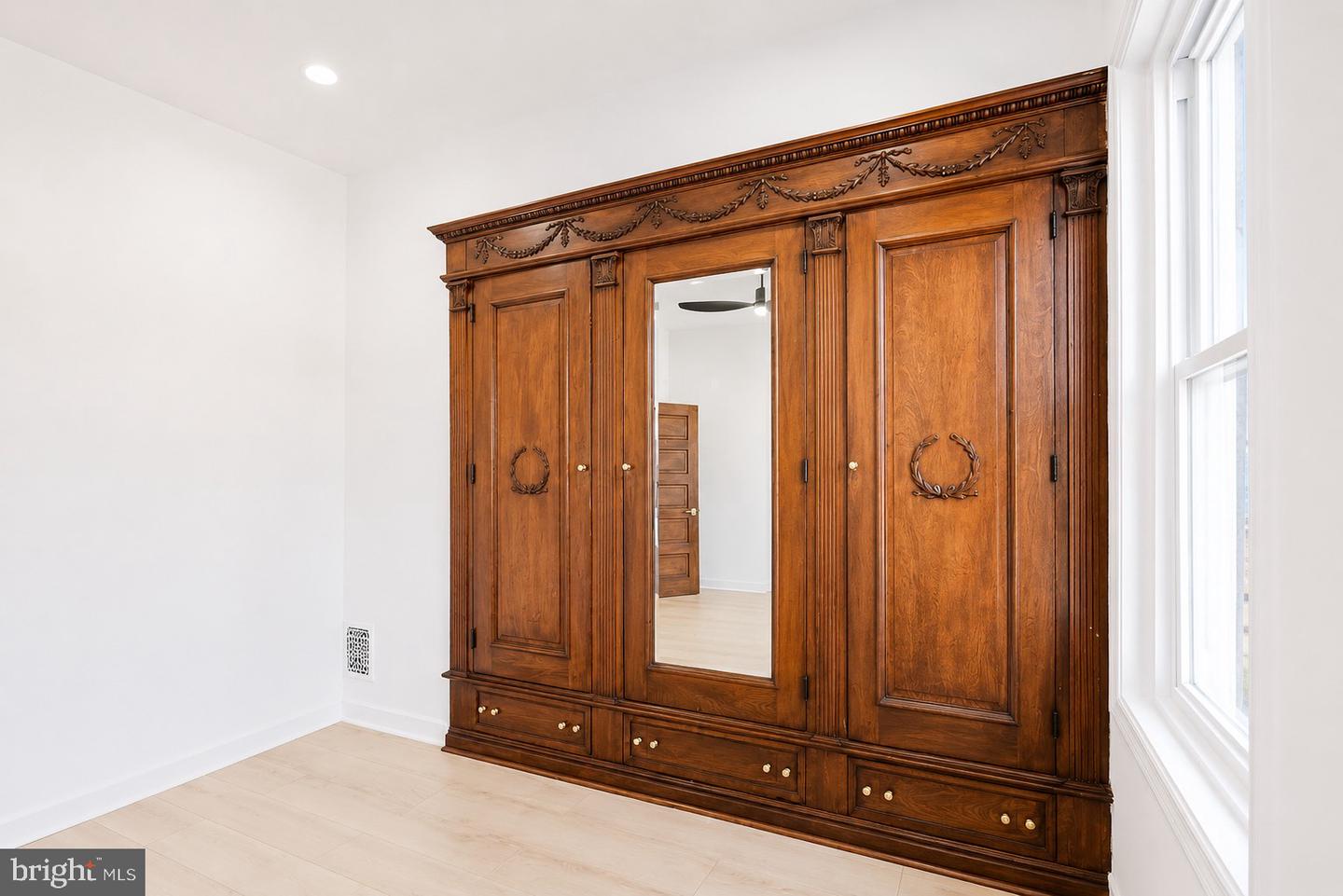 1519 N Dover St Property Photo 10