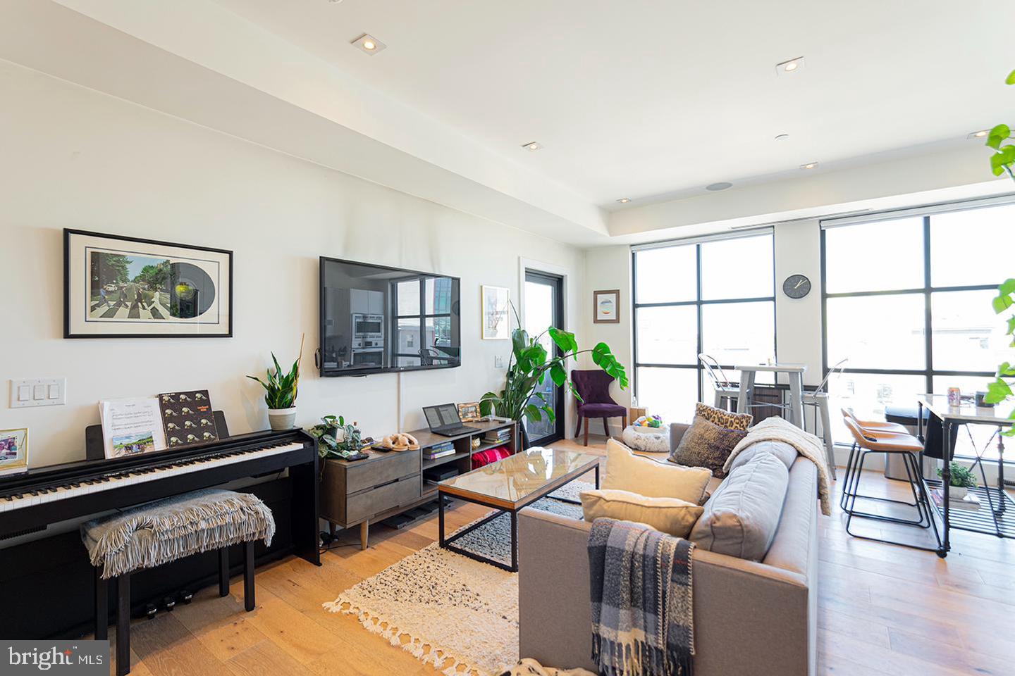 240 N 2nd St #unit 4w Property Photo 2