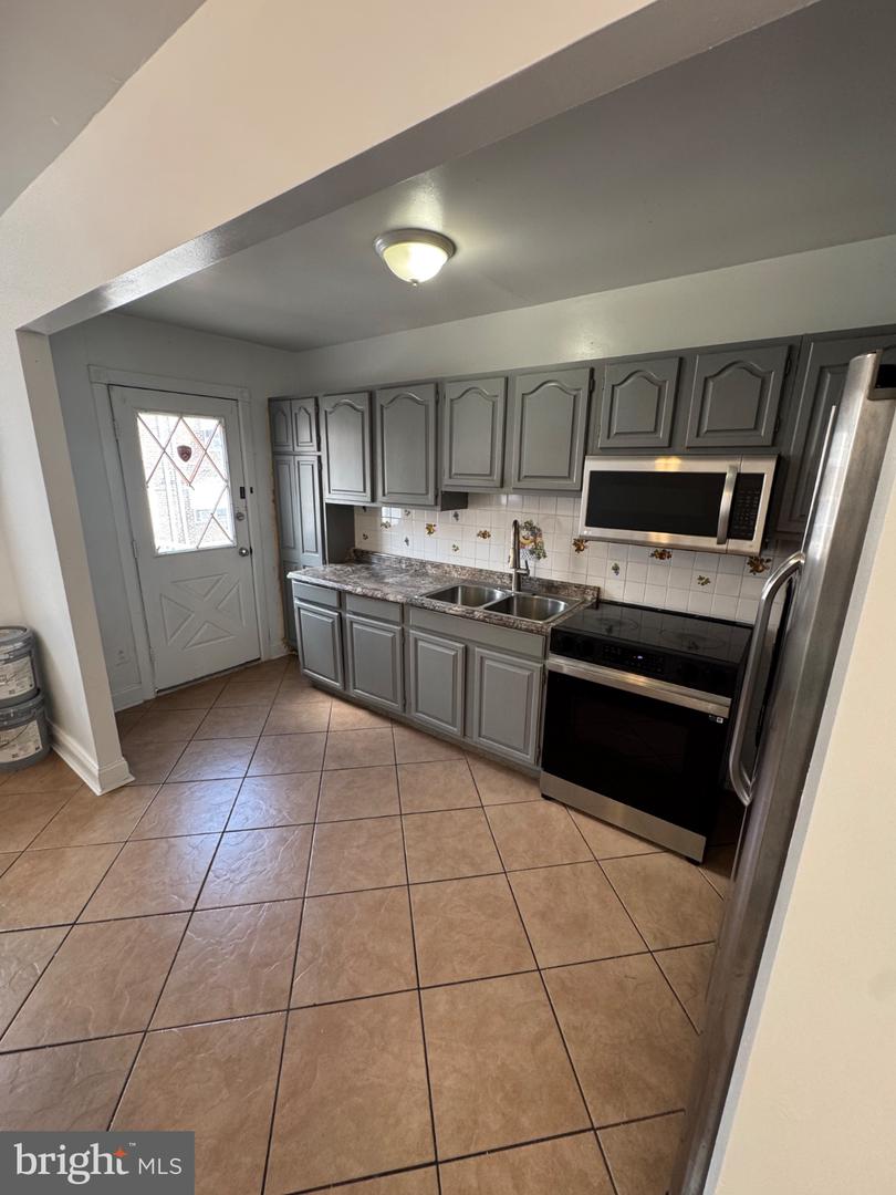 4653 Shelbourne St Property Photo 9