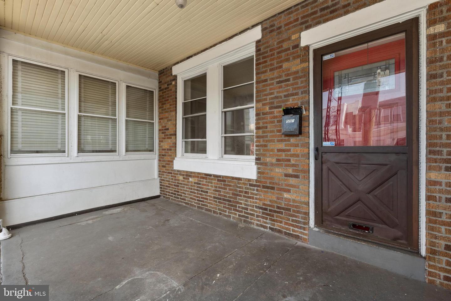 551 W Duncannon Ave Property Photo 3
