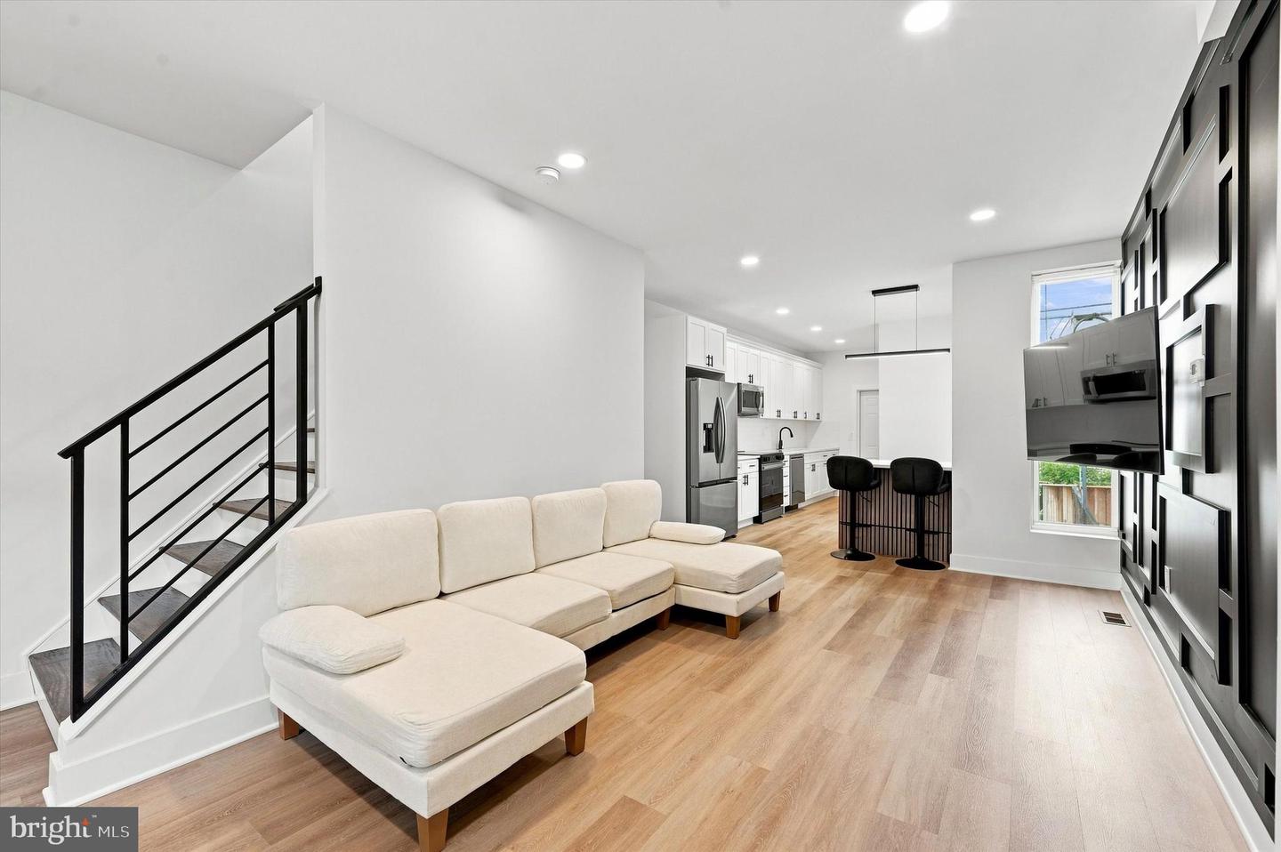 5051 Brown St Property Photo 3