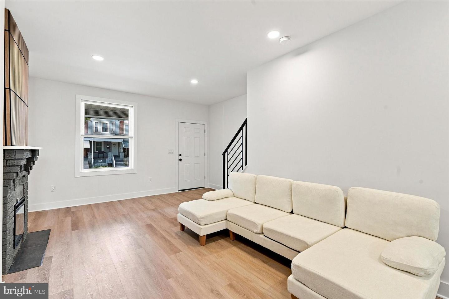 5051 Brown St Property Photo 4