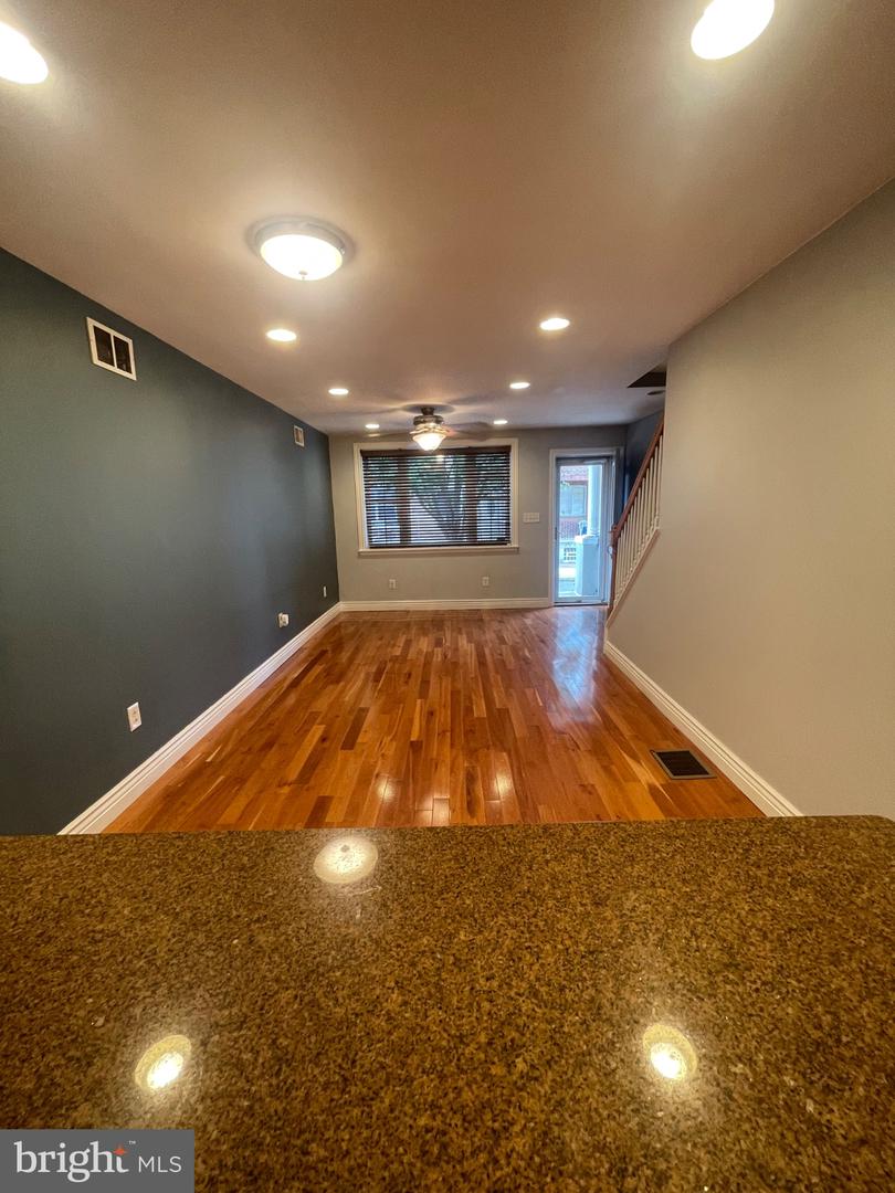 2907 S Sydenham St Property Photo 11