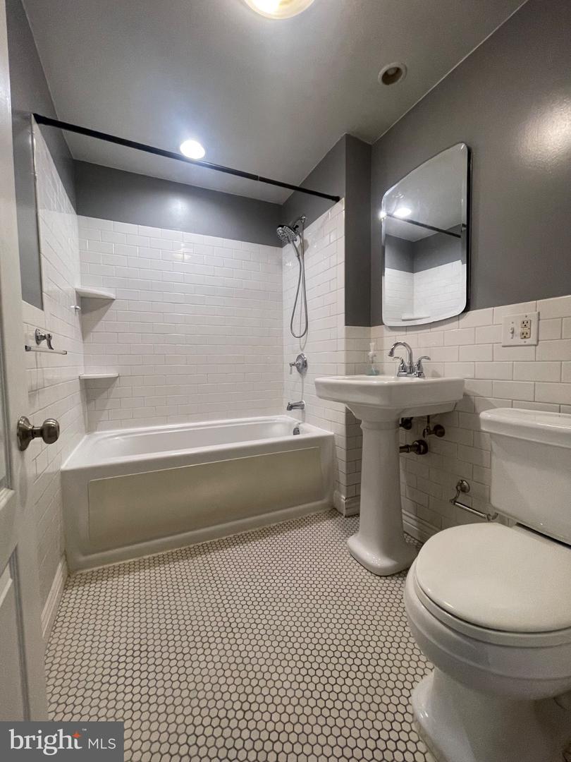 2907 S Sydenham St Property Photo 14