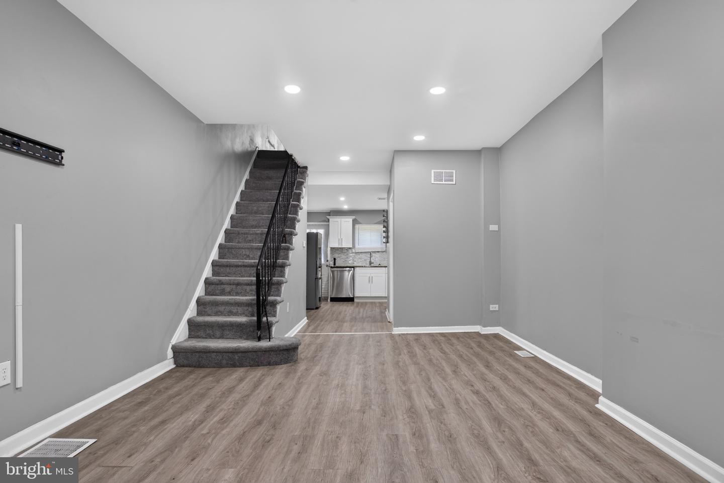 2546 W GORDON ST Property Photo 1